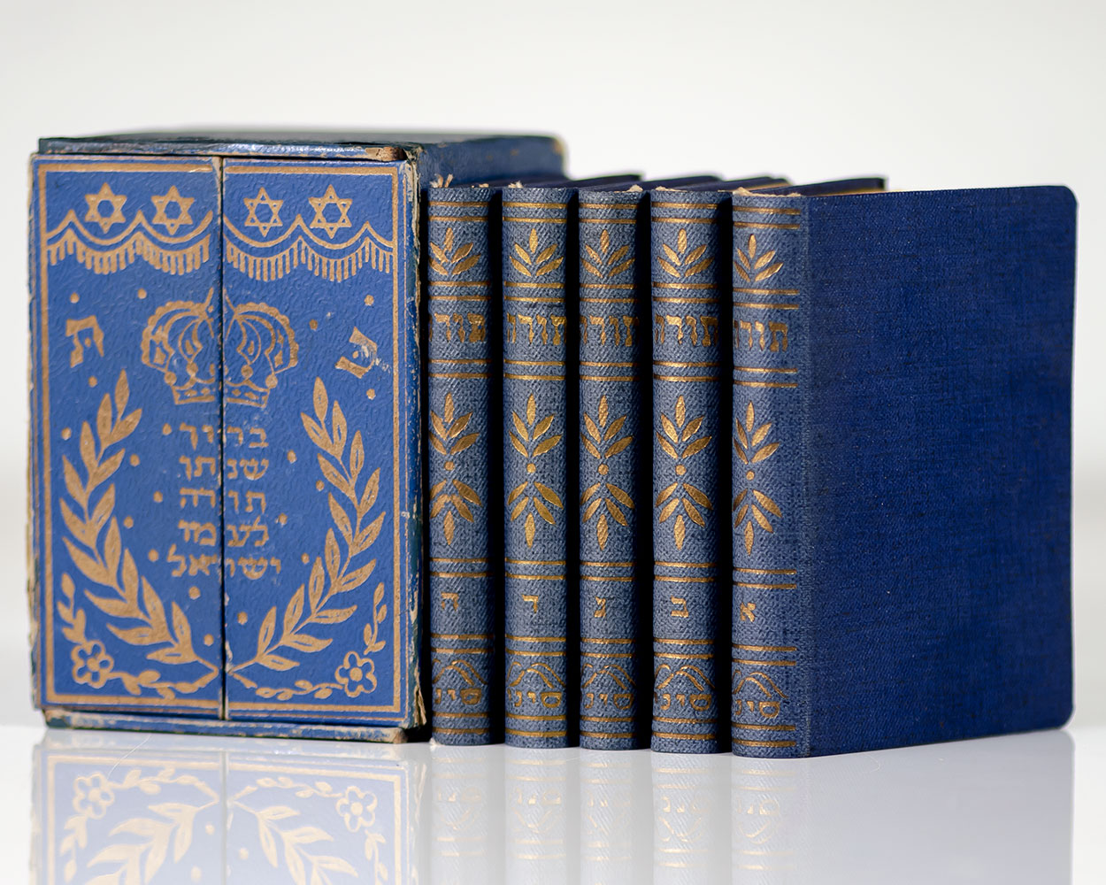 Amishah Umshei Torah, Im Haft Arot Le-Khol Ha-Shanah. [Hebrew Chumash/The Pentateuch].