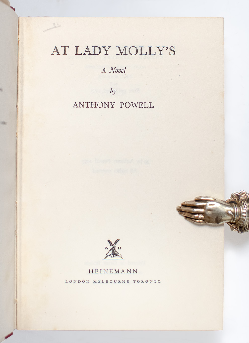A Dance to the Music of Time: A Question of Upbringing; A Buyer's Market; The Acceptance World; At Lady Molly's; Casanova's Chinese Restaurant; The Kindly Ones; The Valley of Bones; The Soldier's Art; The Military Philosophers; Books do Furnish a Room; Temporary Kings; Hearing Secret Harmonies.